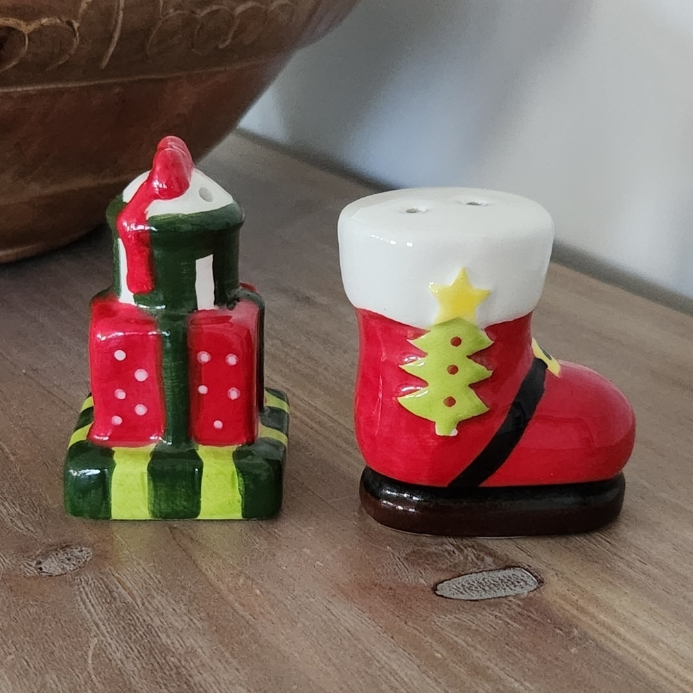 Christmas Ceramic Salt & Pepper Shakers - Santa Boot & Gifts 🎁 NWT - Picture 2 of 12